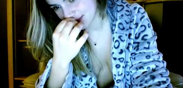  Hot sexydea fingering herself on live webcam